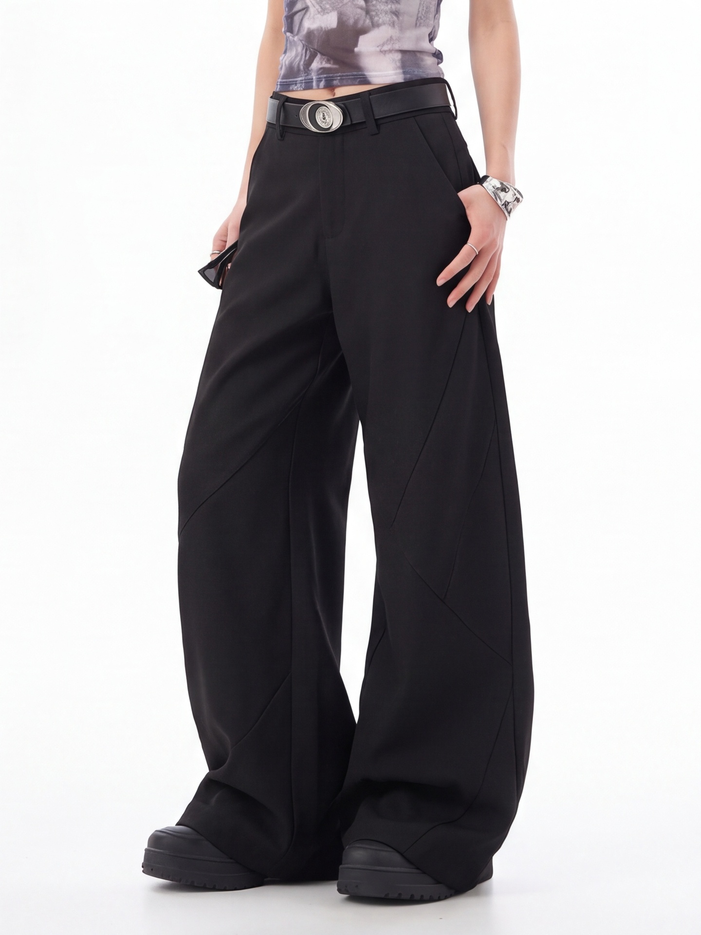 Czarne spodnie z wysokim stane – Tailored Trouser Wide recenzja i cena